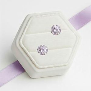 【耀眼美人】超閃耀兩克拉淺紫星鑽莫桑鑽耳環鈦閃耀/鈦鋼耳環後鎖式(八心八箭/莫桑鑽耳環/女王節)