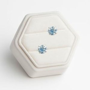 【耀眼美人】超閃耀一克拉淺藍寶石莫桑鑽耳環鈦閃耀/鈦鋼耳環後鎖式(過爐款/八心八箭/莫桑鑽/女王節)