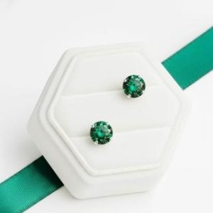 【耀眼美人】超閃耀兩克拉翡翠綠鑽莫桑鑽耳環鈦閃耀/鈦鋼耳環後鎖式(八心八箭/莫桑鑽耳環/女王節)