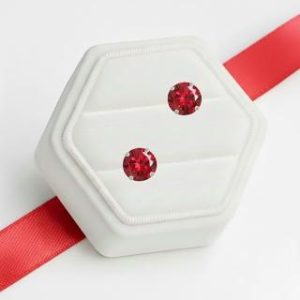 【耀眼美人】超閃耀兩克拉紅寶石星鑽莫桑鑽耳環鈦閃耀/鈦鋼耳環後鎖式(八心八箭/莫桑鑽耳環/女王節)