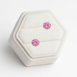 【耀眼美人】超閃耀一克拉粉紅寶石莫桑鑽耳環鈦閃耀/鈦鋼耳環後鎖式(八心八箭/莫桑鑽耳環/女王節)